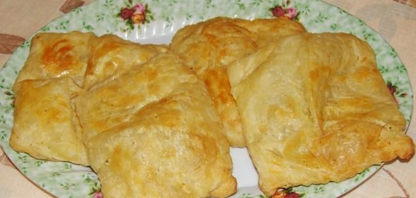 Самса из слоеного теста с мясом