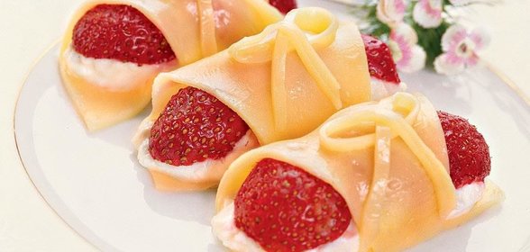 Рулетики из сыра и клубники