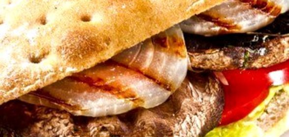 Бургеры на гриле с портобелло, розмарином и рукколой