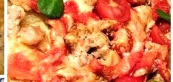 Картофельный гратен, запеченный с сыром и индейкой в сливочном соусе, с томатами