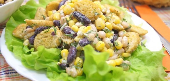 Салат с фасолью и сухариками