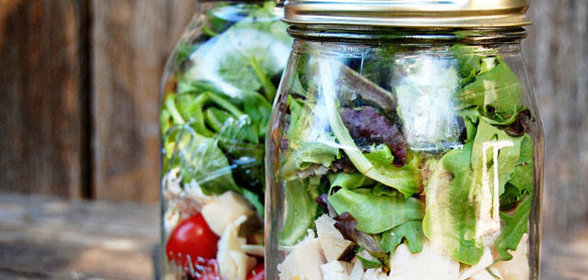 Салат с тунцом и овощами в банке