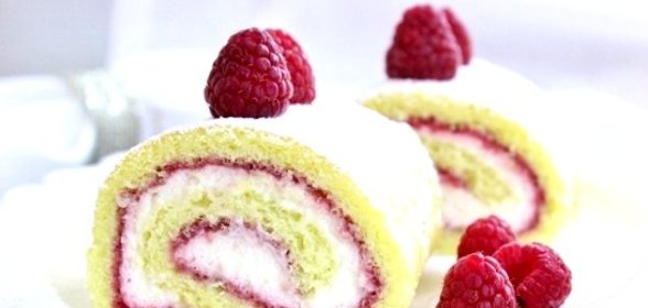 Рулет бисквитный с ягодами