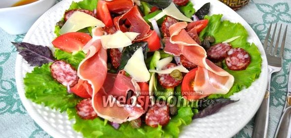 Салат с хамоном, колбаской чоризо и каперсами