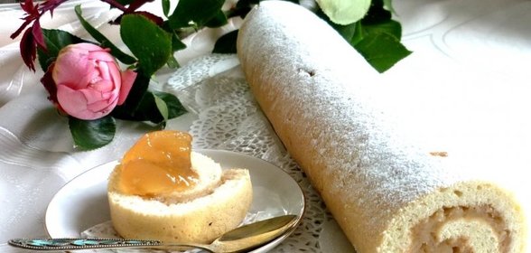 Бисквитный рулет с яблочной начинкой