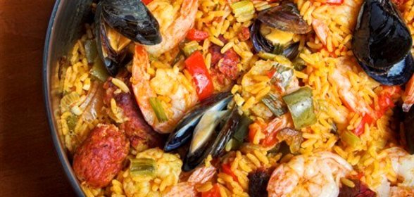 Быстрая паэлья с колбасой и морскими гадами