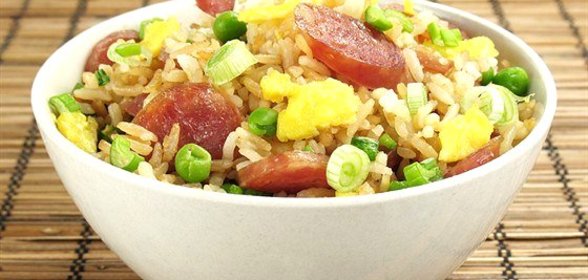 Жареный рис с китайскими сосисками и креветками