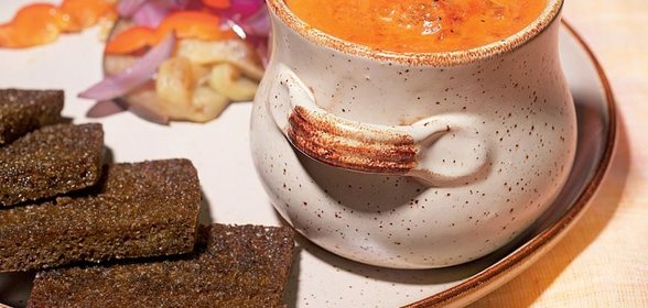 Овощи на гриле и брускетта с соусом из томатов и сливок