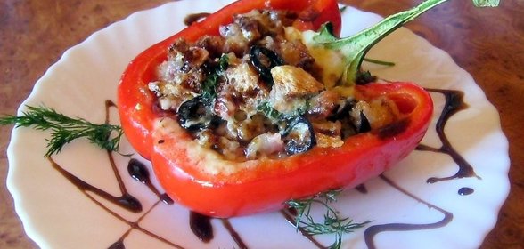 Сладкая паприка фаршированная сыром,беконом и маслинами