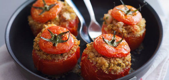 Томаты, фаршированные курицей и киноа