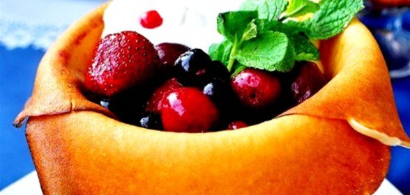 Блинчики десертные с сырным кремом и ягодами