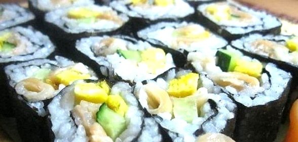 Роллы с рыбой и огурцом