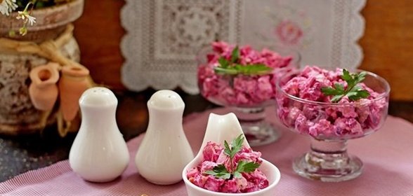 Салат с курицей и свеклой