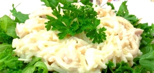 Салат с отварными кальмарами