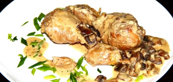 Куриные голени в сметане с грибами