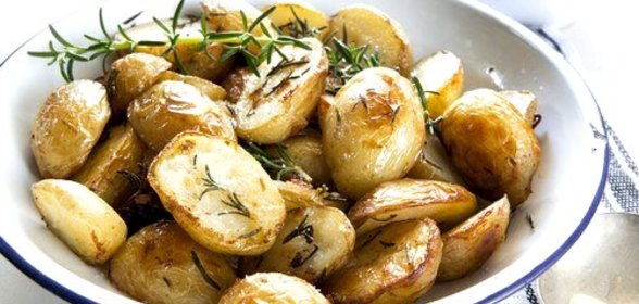 Печеные картофельные дольки с чесноком и розмарином