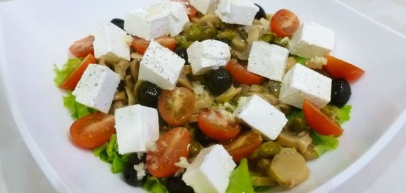 Салат с шампиньонами, маслинами и фетой