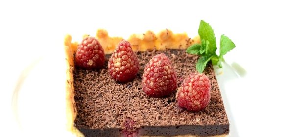 Шоколадный пирог с малиной