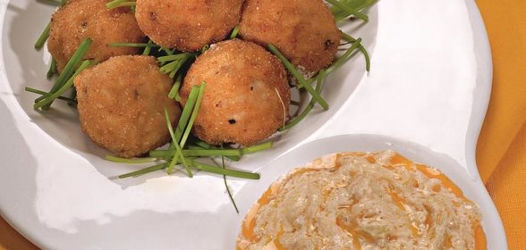 Рисовые котлетки с соусом из кабачков