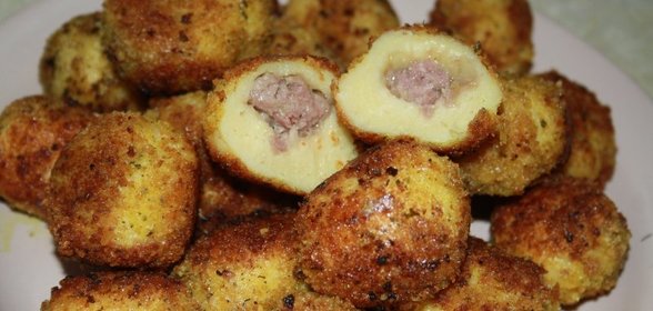 Румяные колобки с мясной начинкой