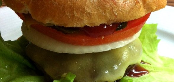 Гамбургеры с овощами и сыром