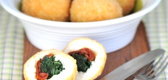 Аранчини с вялеными томатами и шпинатом