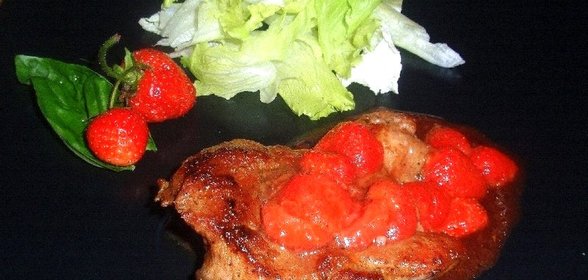 Свинина с клубникой