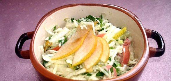 Салат из капусты с грушей и сосисками