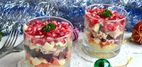 Салат с курицей, орехами и гранатом