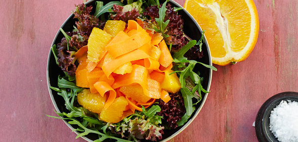 Зеленый салат с морковью и апельсинами