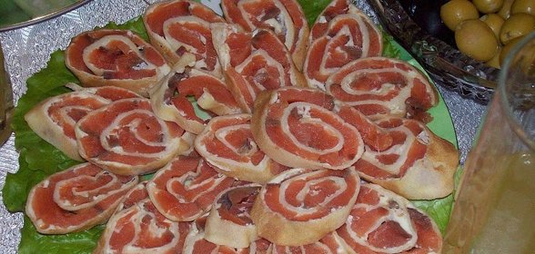 Рулетики из красной рыбки