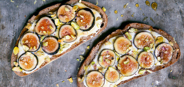 Брускетта с рикоттой и инжиром