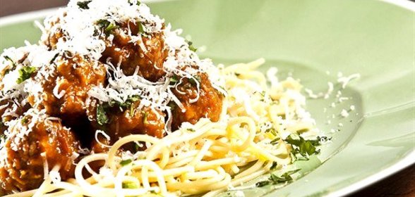 Мясные шарики с базиликом и спагетти
