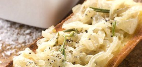 Закуска из сладкого лука и кинзы