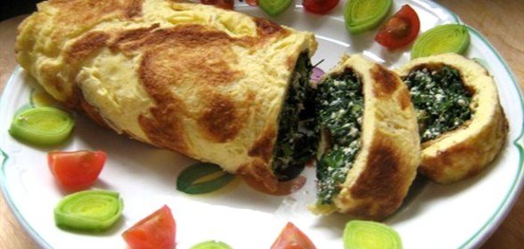 Яичный рулет с творогом и зеленью