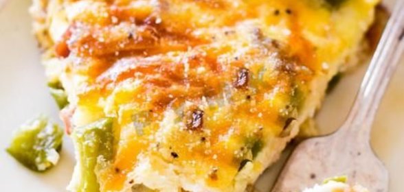 Запеченный омлет с сосисками и овощами