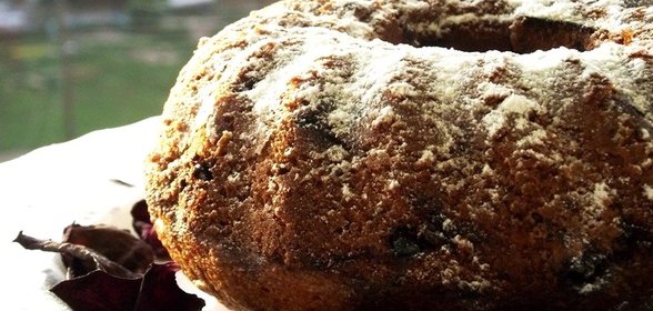 Кекс с вишней и орехами