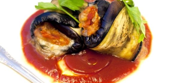Баклажановые рулетики с моцареллой и томатным соусом