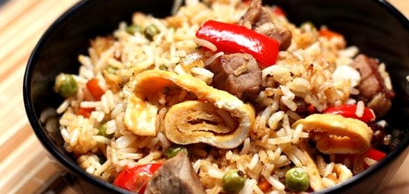 Рис со свининой, омлетом и овощами