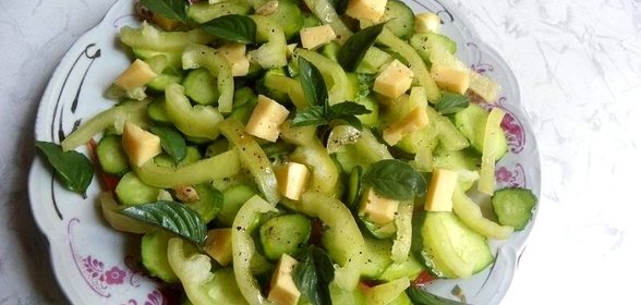 Салат с овощами сыром и базиликом