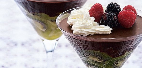 Киви с шоколадом и сливками