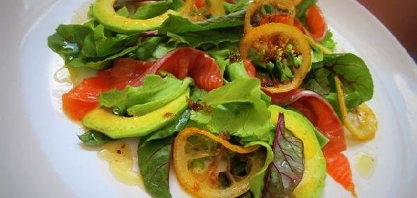 Салат с авокадо и форелью