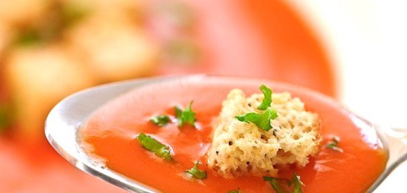 Суп из запеченных в духовке помидоров с базиликом и оливковыми гренками