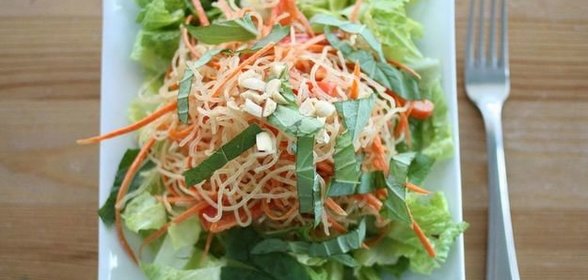 Тайский салат с лапшой