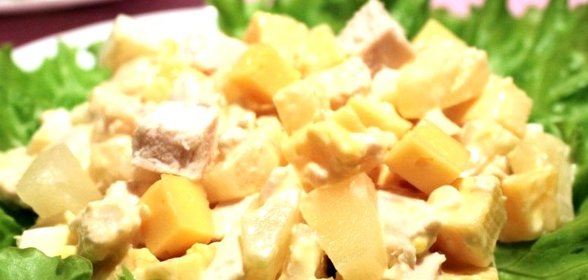 Салат с копчёной курицей и ананасами