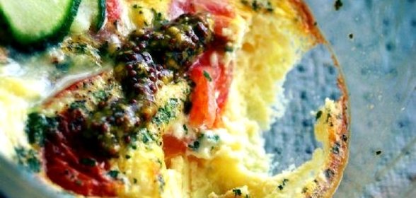 Омлет с сыром в чашке