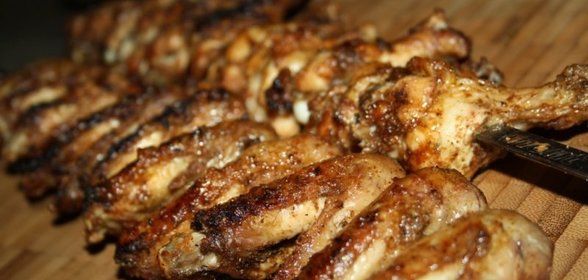 Хрустящие чесночные крылышки на мангале на шампурах