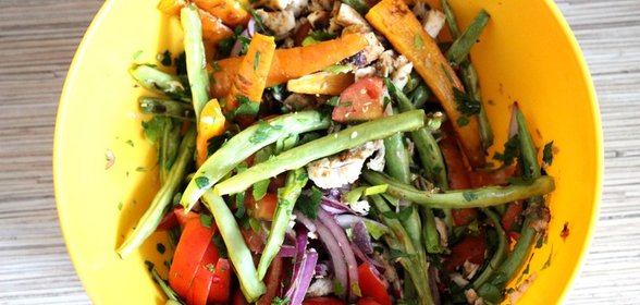 Теплый салат с курицей и овощами на гриле