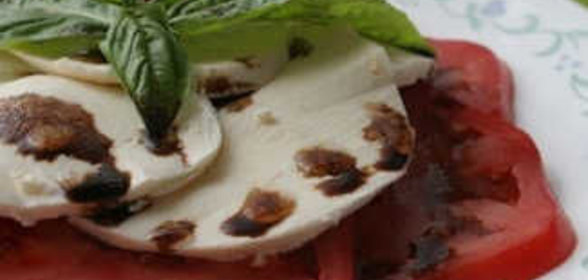 Салат с моццареллой, помидорами и базиликом