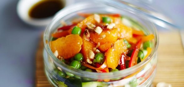 Салат в азиатском стиле, поданный в банке